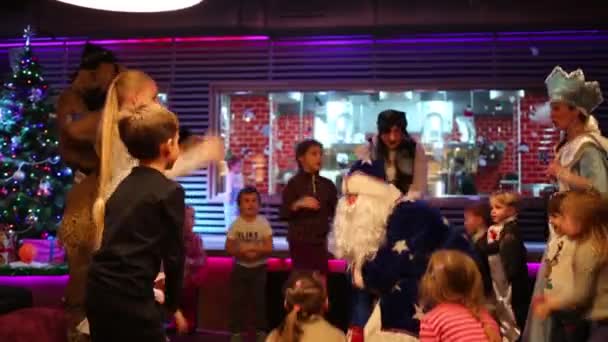 Moscou Dec 2014 Père Frost Diverti Les Enfants Dans Café — Video