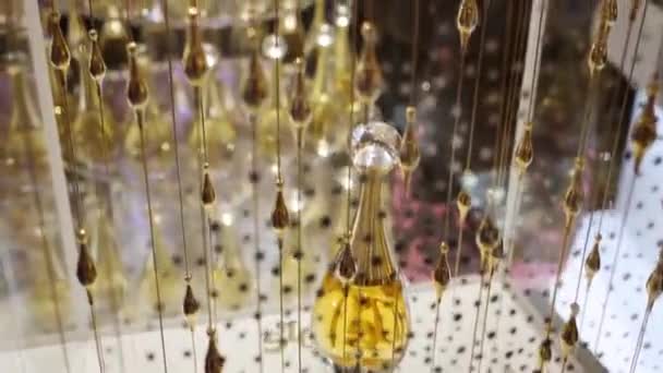 Frasco Perfume Decorado Sob Vidro Loja Clientes Fora Foco — Vídeo de Stock
