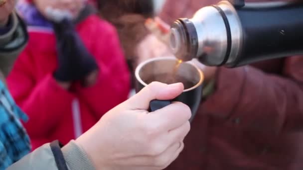 Vista Perto Garrafa Térmica Preta Xícara Com Uma Mão — Vídeo de Stock