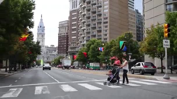Philadelphia Usa September 2014 Pedestrian Crossing Benjamin Franklin Parkway Benjamin — Stock Video