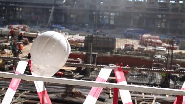 Capacete Cerca Frente Canteiro Obras Estádio — Vídeo de Stock