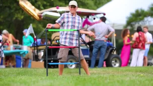 Ευτυχισμένο Αγόρι Παίζει Lawnball Στον Κήπο Κατά Διάρκεια Διακοπών Στο — Αρχείο Βίντεο