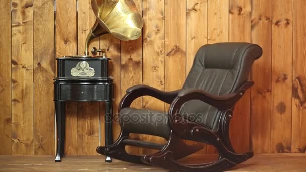 Chaise Bascule Noire Vide Balançant Dans Une Pièce Côté Gramophone — Video