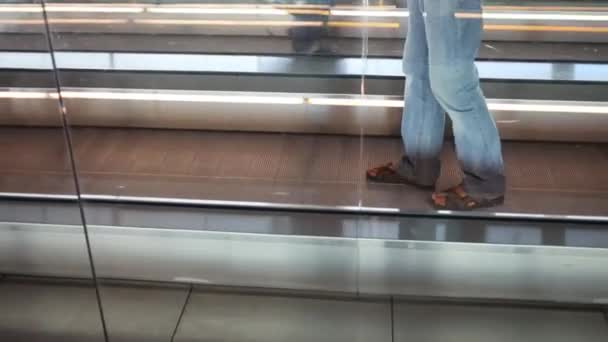Mužské Nohy Džínách Chůze Pozpátku Pohyblivý Chodník Odráží Zrcadle — Stock video