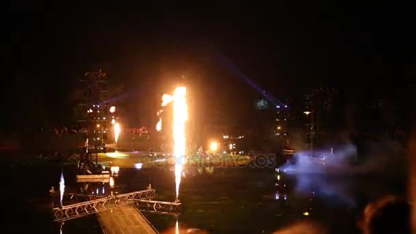 莫斯科 2015年8月01日 艺术节期间在花园池塘的激光和消防表演和表演灵感在 Ostankinsky — 图库视频影像