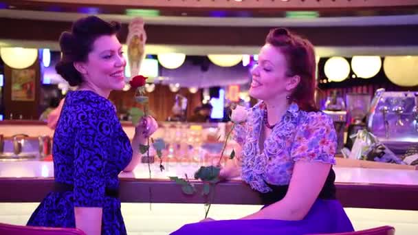 Zwei Frauen Mit Rosen Sitzen Bar Des Retro Restaurants — Stockvideo