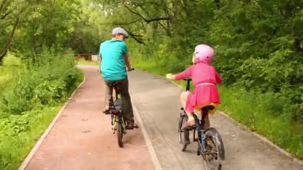 Niño Niña Bicicletas Parque Día Soleado Verano — Vídeo de stock