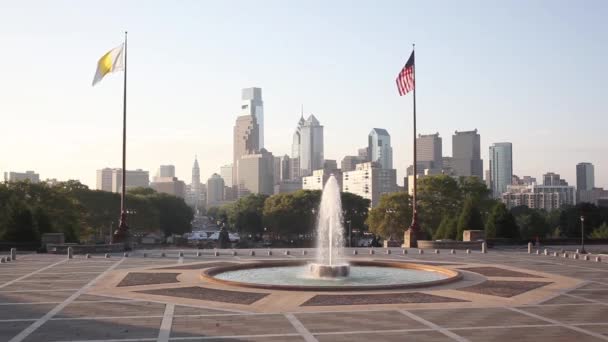美国费城美术馆和摩天大楼前的喷泉 — 图库视频影像