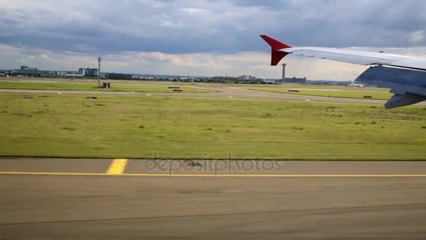 Campo Del Aeródromo Ala Del Avión Durante Touchdown — Vídeos de Stock