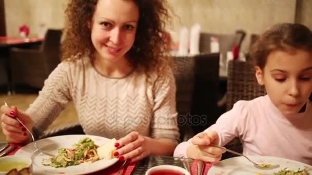 卷发妇女与她的女儿和吃沙拉在咖啡馆 — 图库视频影像