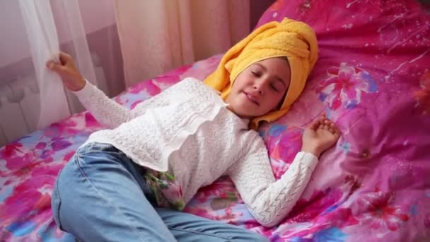 Κορίτσι Μια Πετσέτα Στο Κεφάλι Της Και Βρίσκεται Ένα Κρεβάτι — Αρχείο Βίντεο