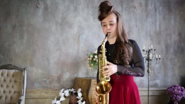 Fechar Menina Com Penteado Tocando Saxofone Sala Retro — Vídeo de Stock