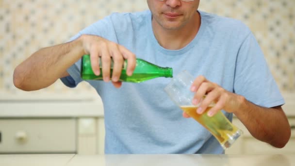 男手将轻啤酒倒入厨房玻璃 — 图库视频影像
