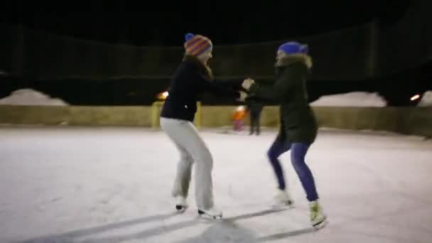 Dos Chicas Adolescentes Patinando Juntas Pista Hielo Noche Invierno — Vídeos de Stock