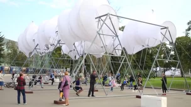 Moskva Sep 2015 Människor Swing Sommaren Park Vdnh — Stockvideo