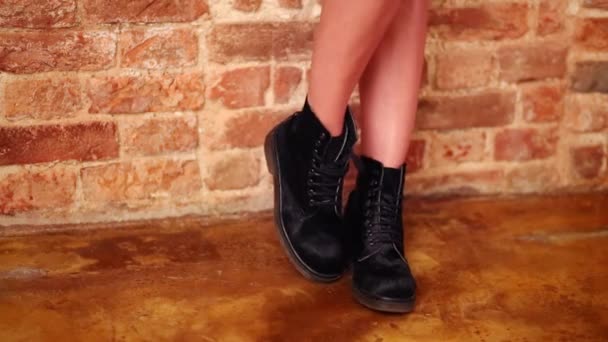 Piernas Modelo Con Zapatos Negros Suelo Mujer Sienta — Vídeos de Stock