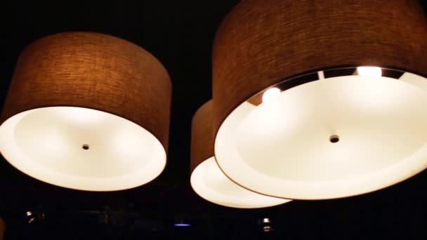 Diverse Lampade Incandescenti Camera Oscura Del Ristorante Appeso Soffitto — Video Stock