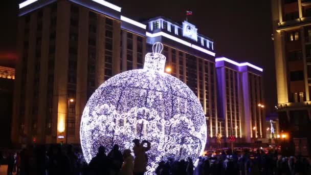 Μόσχα Ιαν 2015 Μεγάλη Χριστουγεννιάτικη Μπάλα Στην Πλατεία Manezhnaya — Αρχείο Βίντεο