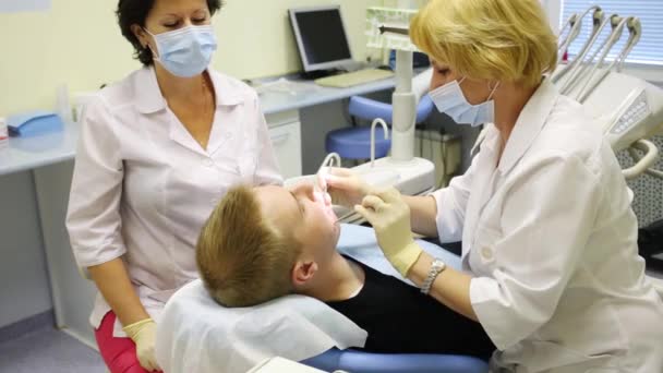 Москва Російська Федерація Серпня 2015 Стоматолога Аналізує Порожнини Рота Молодий — стокове відео