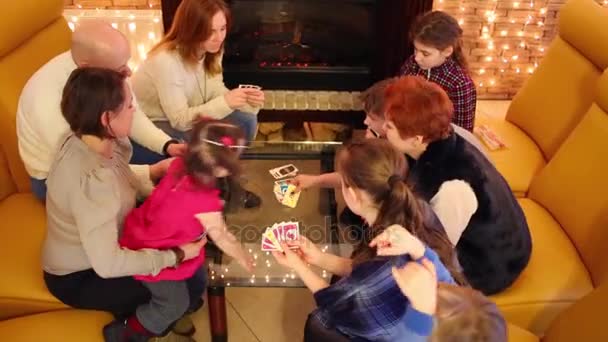 Vista Superior Nueve Personas Jugando Juego Cartas Habitación Con Chimenea — Vídeo de stock