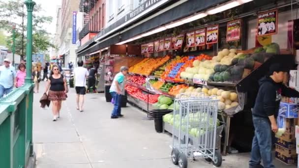 ニューヨーク アメリカ合衆国 2014 野菜の屋台をウェスト サイド市場のブロードウェイそして 110 通りの交差点 — ストック動画