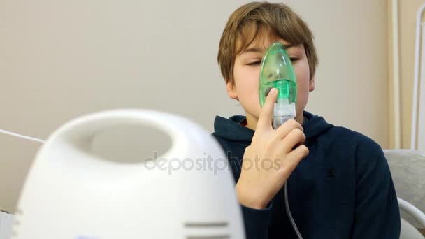 Pojke Andas Genom Mask Nebulisatorn Medicinsk Klinik — Stockvideo