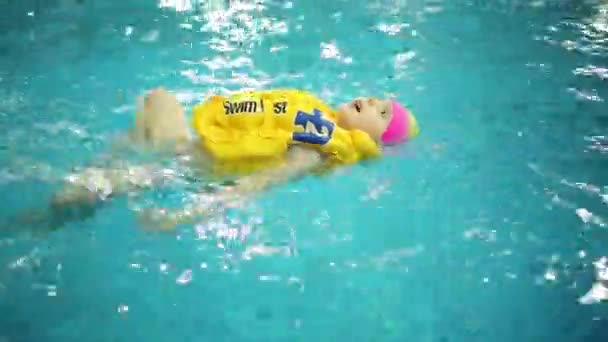Glückliche Kleine Süße Mädchen Gelben Aufblasbaren Weste Schwimmen Reinem Pool — Stockvideo