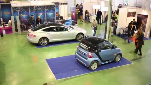 Moskau Russland März 2015 Besucher Raum Mit Elektroautos Tesla Modellen — Stockvideo