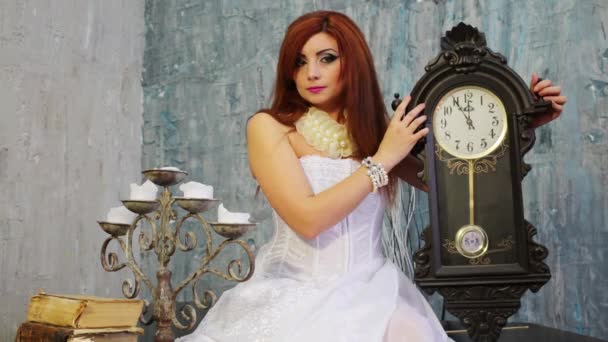 Mujer Bonita Vestido Blanco Sostiene Reloj Cerca Candelabro — Vídeos de Stock