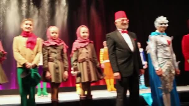 Moskou Rusland Dec 2014 Kinderen Volwassen Deelnemers Van Circus Troupe — Stockvideo