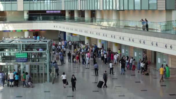 Moskau Russland Juli 2015 Viele Menschen Gehen Durch Eine Geräumige — Stockvideo