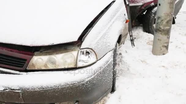 Fechar Carro Quebrado Após Acidente Durante Queda Neve Dia Inverno — Vídeo de Stock