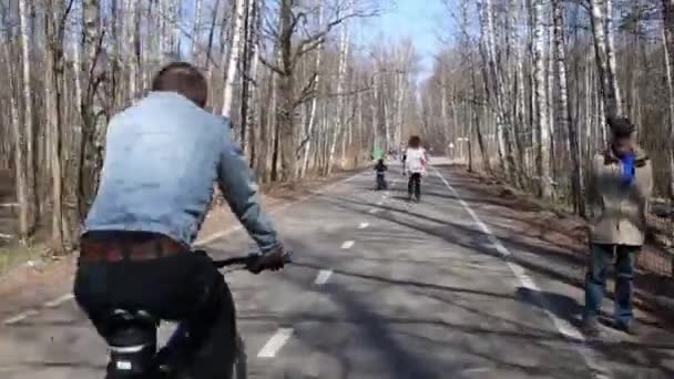 Muž Jedoucí Kole Pro Ženy Kolečkových Bruslích Cestě Parku — Stock video