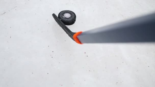 冰球和警棍在冬季曲棍球攻击期间 第一人称视图 — 图库视频影像