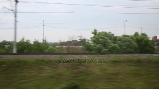 Auto Verplaatsen Weg Die Parallel Lopen Aan Spoorweg — Stockvideo