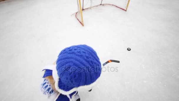 Ovanför Vyn Liten Pojke Att Lära Sig Spela Hockey Rinken — Stockvideo