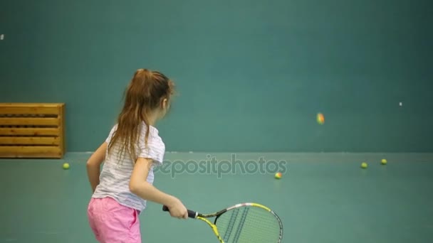 女孩的背部学会击败球从绿色墙壁 — 图库视频影像