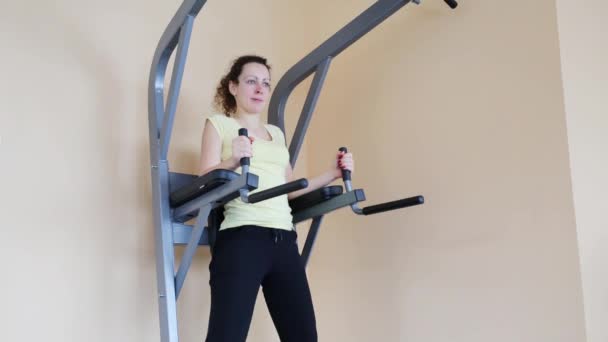 Giovane Donna Solleva Gambe Simulatore Fitness Club — Video Stock