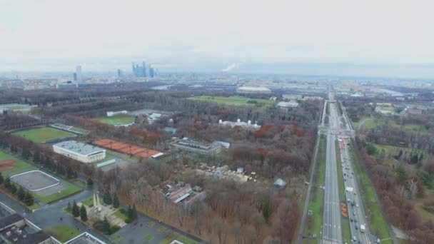 Stadsgezicht Met Verkeer Wolkenkrabbers Van Moskou International Business Center Bewolkte — Stockvideo