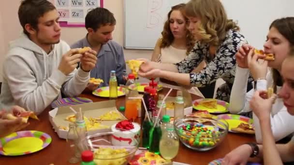 Negen Jongeren Zitten Aan Tafel Spel Spelen Eten Tijdens Verjaardag — Stockvideo