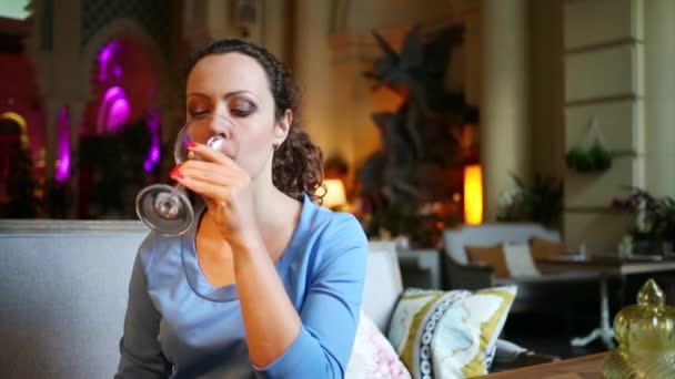 Frau Hält Glas Mit Wein Lächelt Und Trinkt Restaurant — Stockvideo