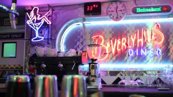 ビバリー ヒルズ ダイナー モスクワで様式化されたアメリカのレストランのネットワークでモスクワ 2015 バーテンダーの仕事 — ストック動画
