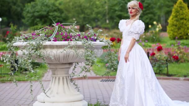 Mujer Vestido Blanco Está Saliendo Del Macizo Flores Con Flores — Vídeo de stock