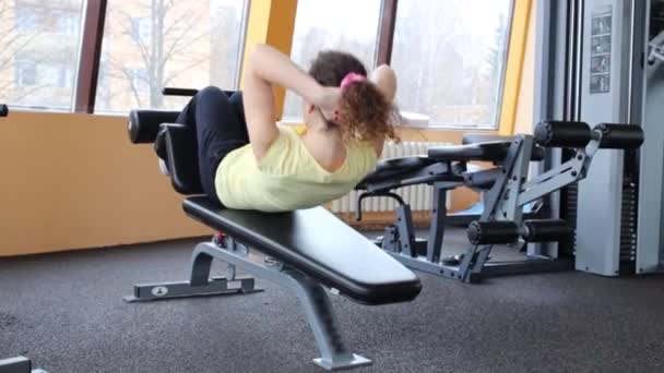 Mujer Joven Hace Ejercicios Simulador Gimnasio — Vídeo de stock