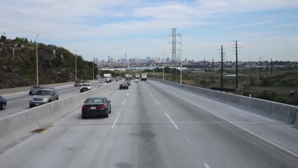 新泽西州 2014年9月04日 沿着通向纽约市的道路运动 在地平线上看到的城市 — 图库视频影像