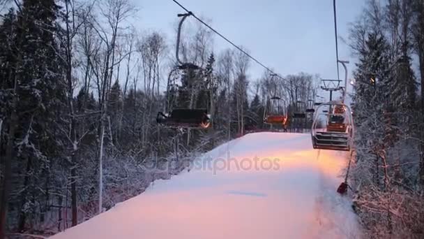 Kabelbaan Beweegt Boven Spoor Afdaling Skiën Sportcomplex Bij Avond — Stockvideo