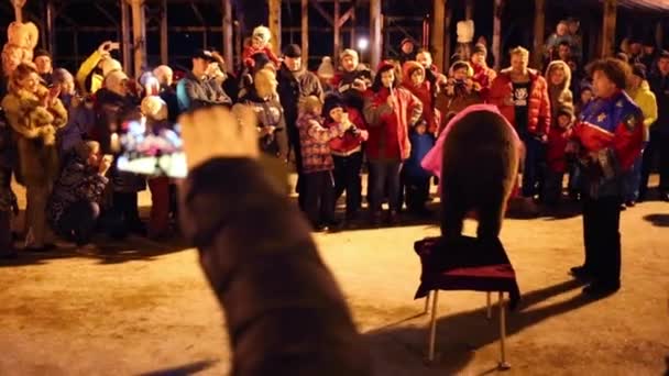 Lechischevo Rússia Feb 2015 Pessoas Atiram Urso Show Noite Durante — Vídeo de Stock