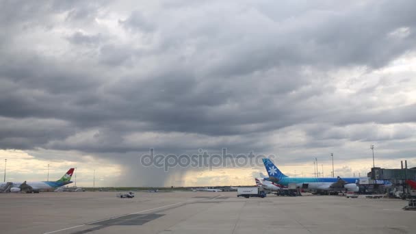 Paris France Août 2014 Avions Stationnés Voitures Aérodrome Aéroport Charles — Video