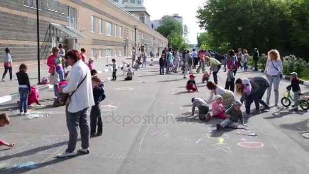 Moskwa Czerwiec 2015 Dzieci Rysowanie Kredą Chodniku Kompleksie Mieszkalnym Wyspa — Wideo stockowe