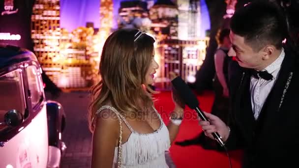 都市シカゴ カラオケ クラブの雑誌の最初の年のお祝いで女性のモスクワ 2015 インタビュー — ストック動画